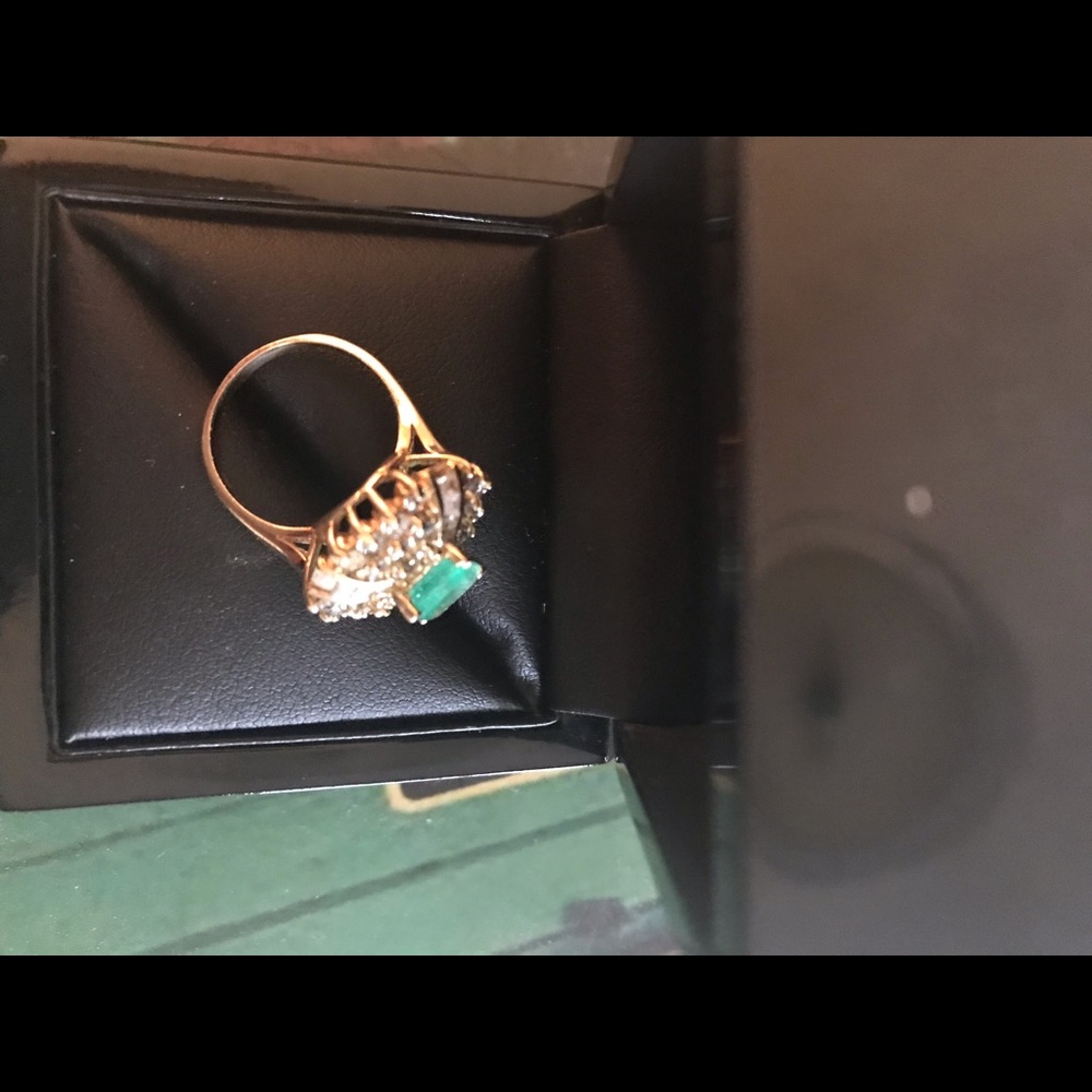 Emerald diamond ring - Picture 2 of 4